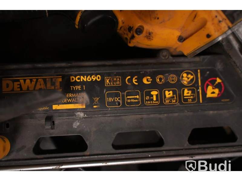 Ankarspikpistol DeWALT DCN690 inklusive laddare och väska, ej funktionstestad.
