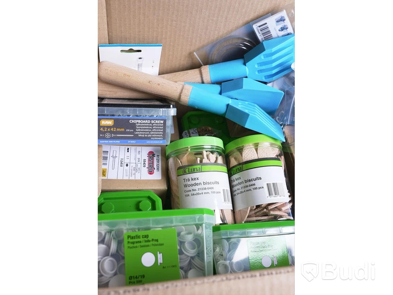 Parti med diverse klamrar, plastlock, muttrar, skruvar, glasering spadar m.m.