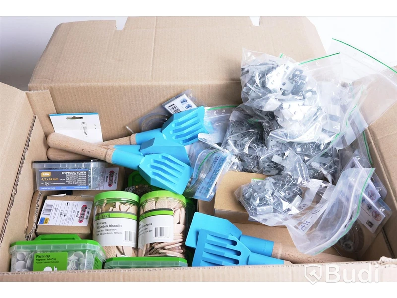 Parti med diverse klamrar, plastlock, muttrar, skruvar, glasering spadar m.m.