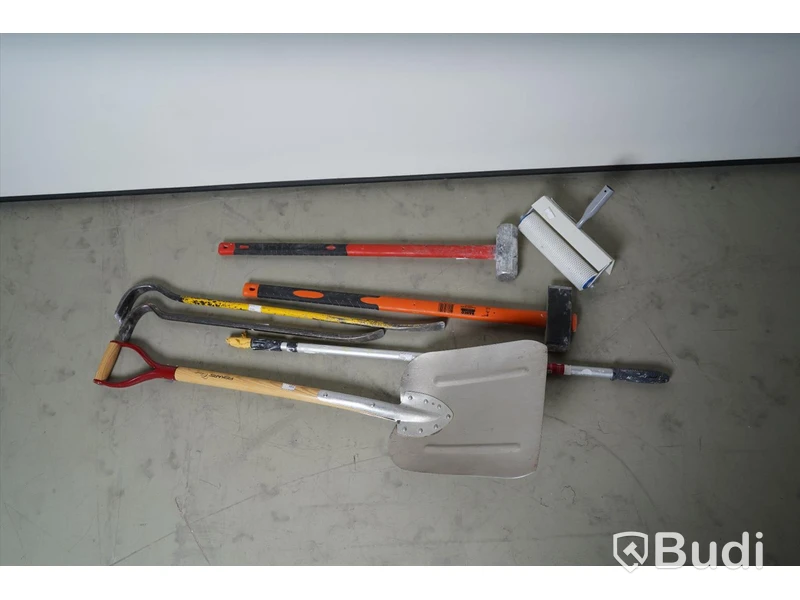 Diverse verktyg, släggyxa, slägga, kofot 2st, spade, spiked roller.