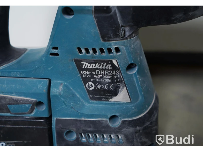 Borrhammare med dammsugare samt tillbehör. Makita DHR243, Makita DX02.  Funktionstestad.