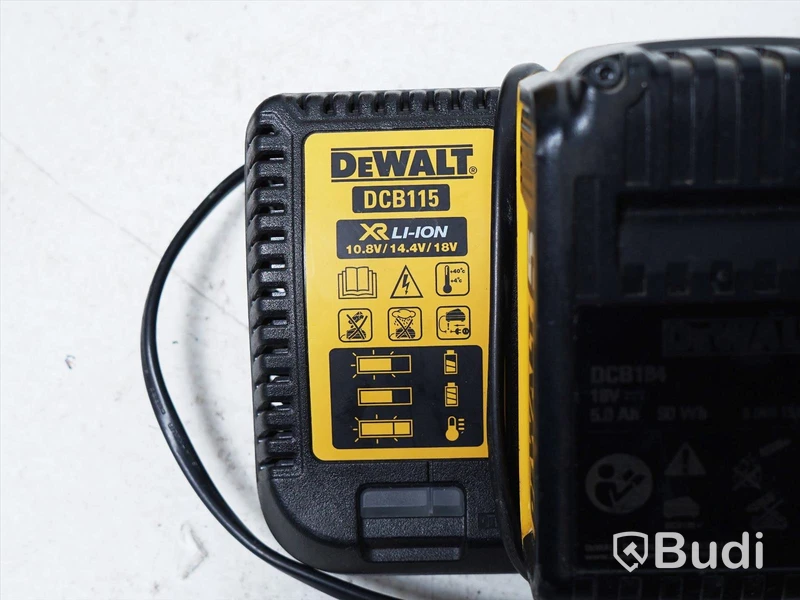 Dammsugare - DeWalt DVC582 inkl. 2 st batterier och en laddare, OBS! Ett munstycke saknas.