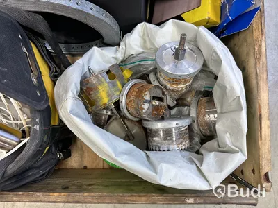 Parti med diverse verktyg, hjälmar, skruv och borr med mera