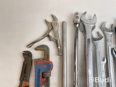 Diverse tänger och nycklar, olika märken och modeller