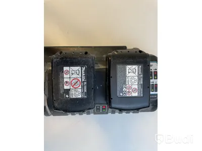 4-portsladdare Makita DC18SF samt 2 st. Batterier