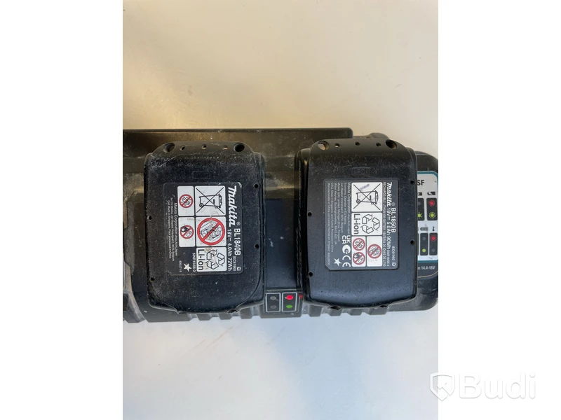 4-portsladdare Makita DC18SF samt 2 st. Batterier