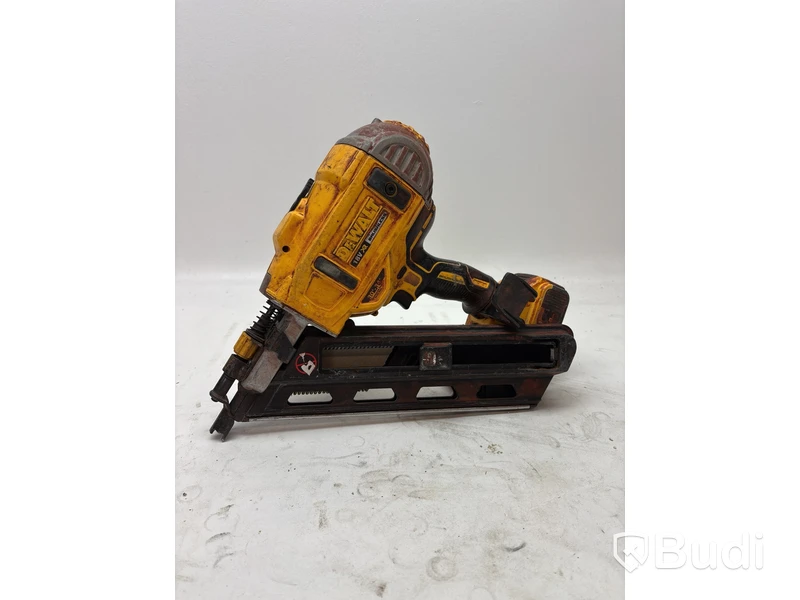Spikpistol Dewalt och Arbetslampa Mareld