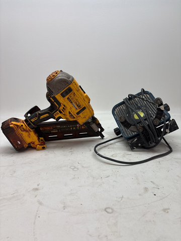 Spikpistol Dewalt och Arbetslampa Mareld