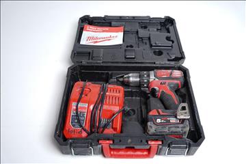 Skruvdragare Milwaukee M18 BDD inkl. originallåda och tillbehör.