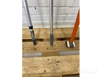 2 st teleskopskaft och 1 st stötta för skåp