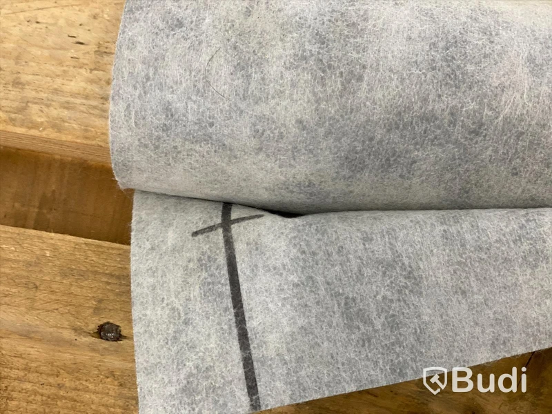 2 st rullar byggfiber och 1 rulle täckpapp