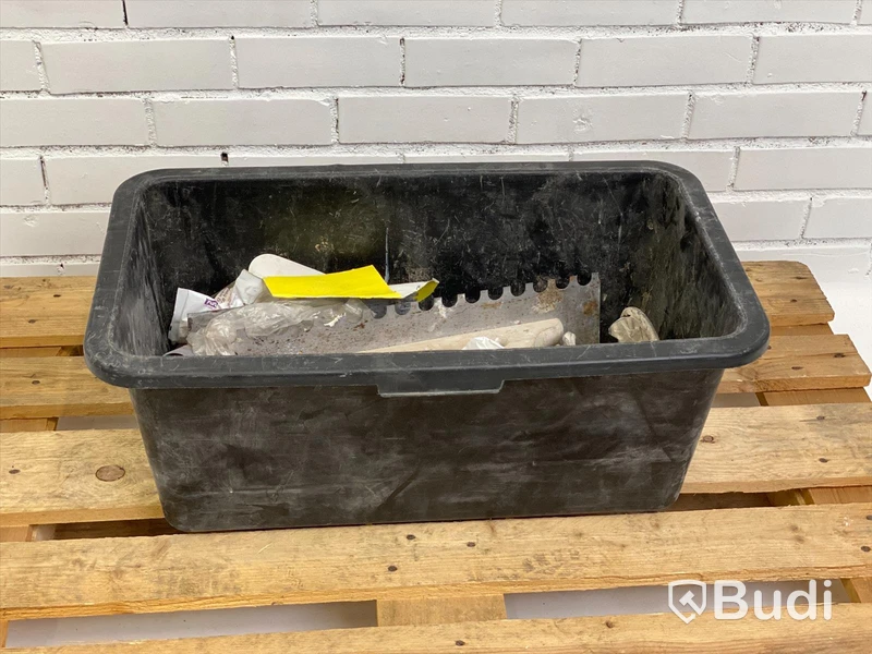 Låda med byggtillbehör
