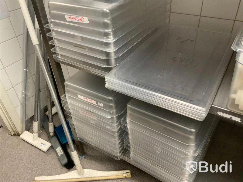 23st Plastkantiner 1/1-100 samt 7st lock och samt 18 st bottnar