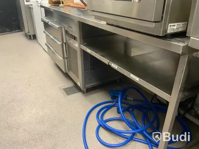 Rostfri arbetsbänk ca 228cm ink kylbänk med 6st lådor