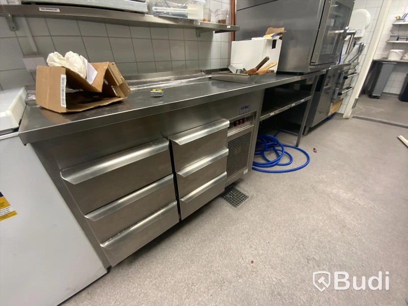 Rostfri arbetsbänk ca 228cm ink kylbänk med 6st lådor
