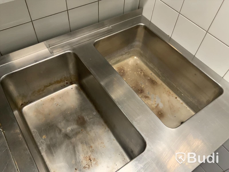 Vattenbad 80x70, 2st lådor saknas, samt 2st lådor kärvar