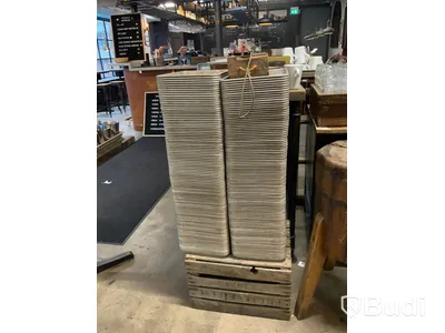 Träback samt 250 st matbrickor i metall