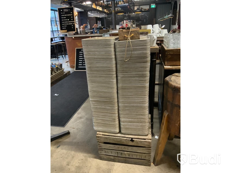 Träback samt 250 st matbrickor i metall