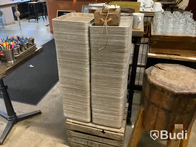 Träback samt 250 st matbrickor i metall