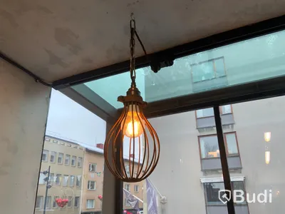 Prydnadskärl samt tarkarmatur som drivs av spotlightskena, skena ingår ej