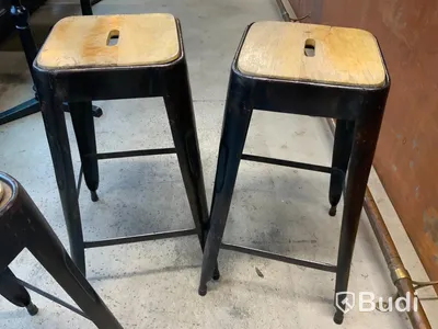 3st pallar i metall med träsits, ca 68 cm sitthöjd