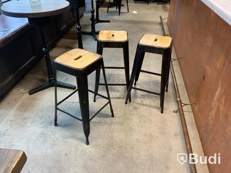 3st pallar i metall med träsits, ca 68 cm sitthöjd