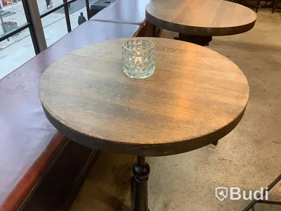 2st cafebord med gjutjärnsfot, 60cm i diameter, förhöjt med träklossar, bordshöjd 91 cm