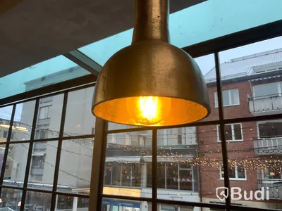 5st takarmaturer, kopplade till spotlightskena, skena ingår ej. Diametern är ca 15 cm, armaturerna är ca 32 cm höga