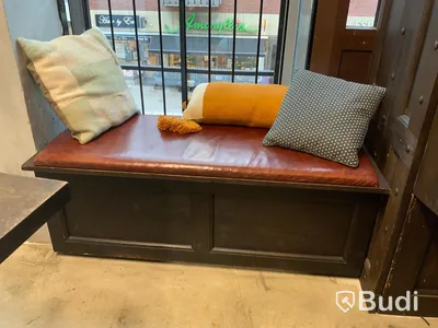 Mindre sittbänk med skinndyna och kuddar ca 132cm
