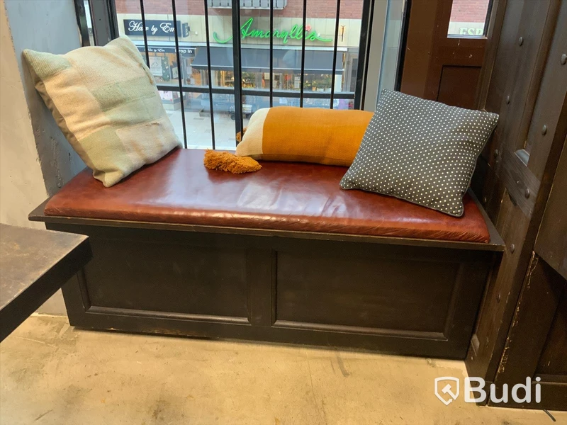 Mindre sittbänk med skinndyna och kuddar ca 132cm