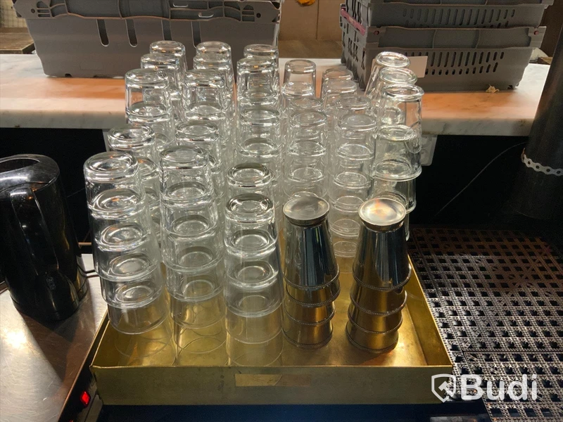 Ca 120st glas (olika modeller) i en metallback