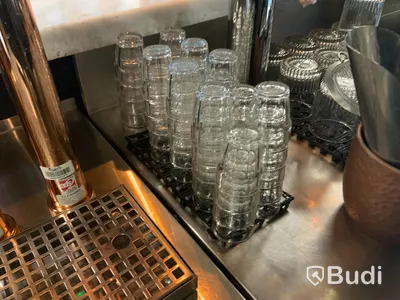 Div glas (dryckes samt shotsglas) samt div barredskap