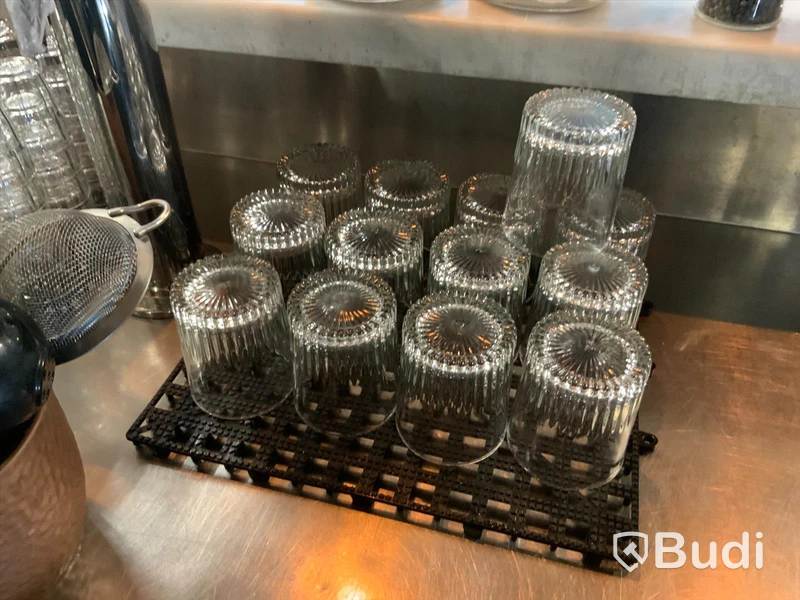 Div glas (dryckes samt shotsglas) samt div barredskap