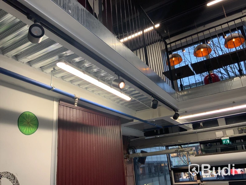 13 st spotlights på skena, skena ingår ej.