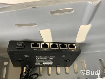 Låda med diverse. Tex router, LED-lampor