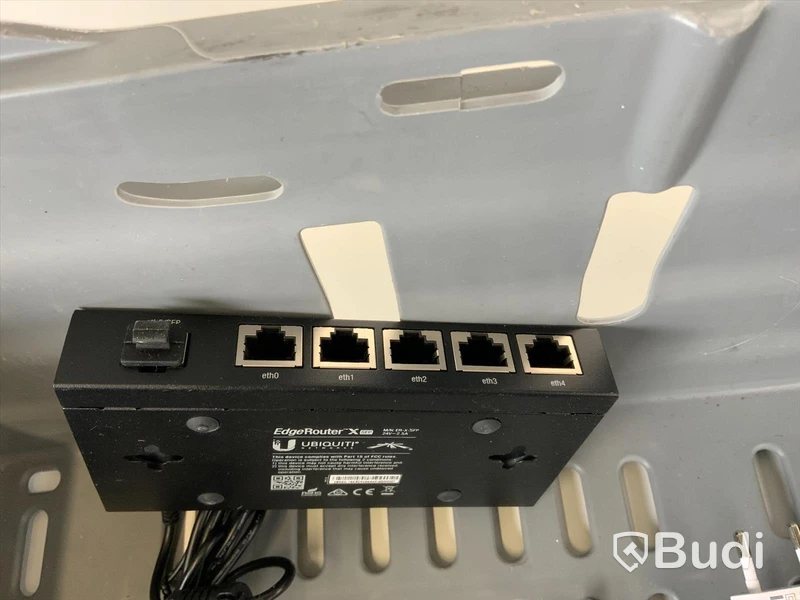 Låda med diverse. Tex router, LED-lampor