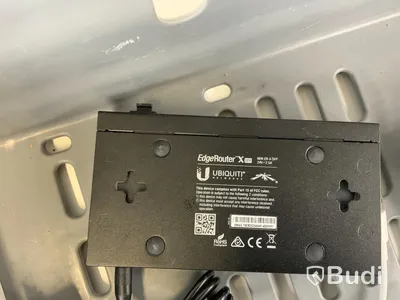 Låda med diverse. Tex router, LED-lampor