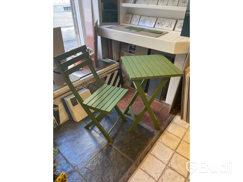 Grön stol och liten fällbart bord