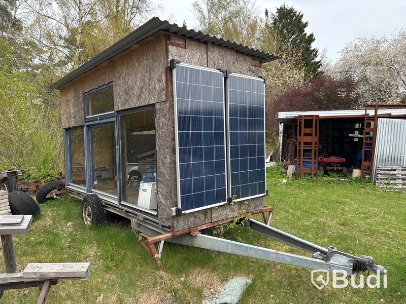 Släpvagn med solpaneler