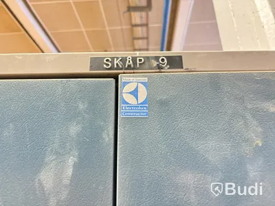 Plåtskåp med innehåll.