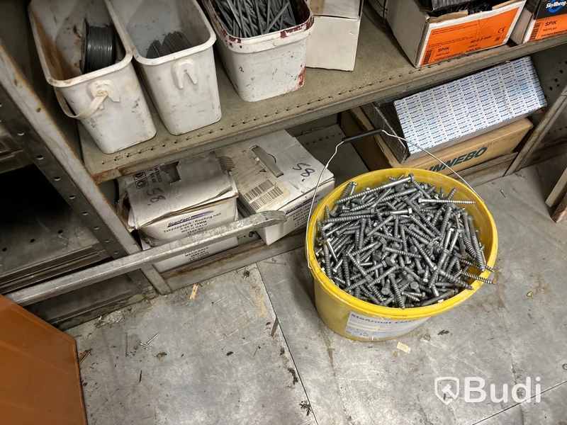 Plåthyllor med innehåll.