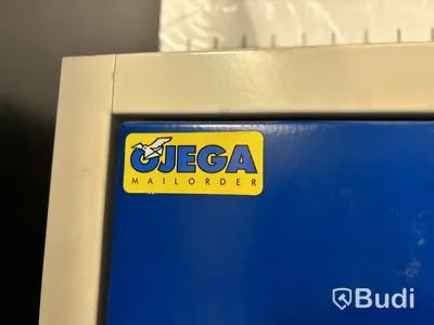 Plåthyllor & skåp med innehåll.