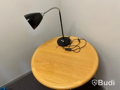 Runt bord med stålben CORLINS ( CaMått 70x 72 cm) och Lampa Nordlund