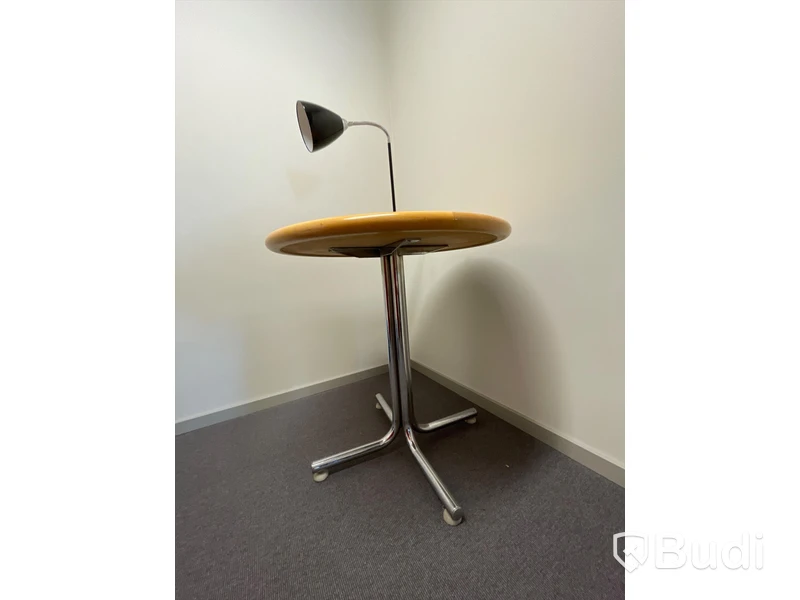 Runt bord med stålben CORLINS ( CaMått 70x 72 cm) och Lampa Nordlund