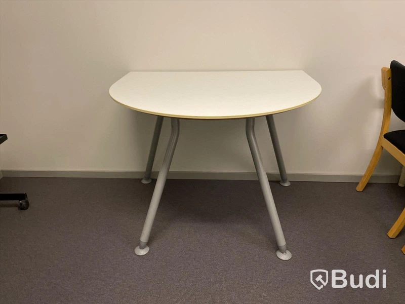 Bord (Mått 100 x 80 cm)