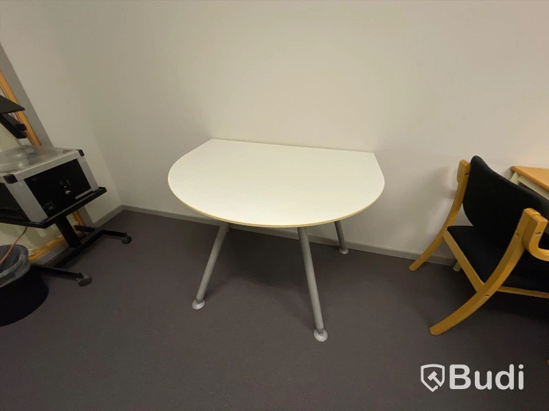 Bord (Mått 100 x 80 cm)