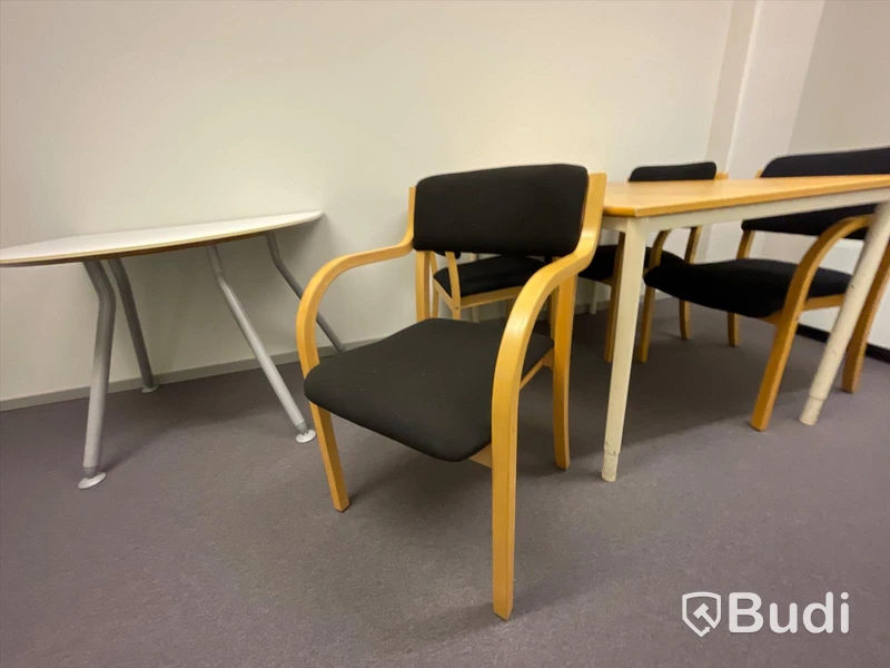 Bord och 4st stolar (Mått 120 x 80 cm)I