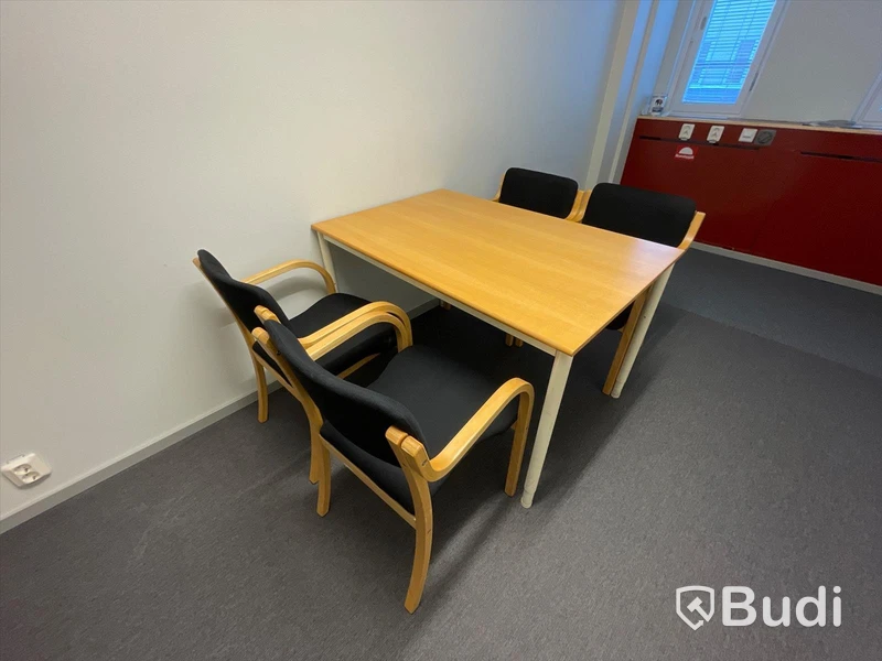 Bord och 4st stolar (Mått 120 x 80 cm)I