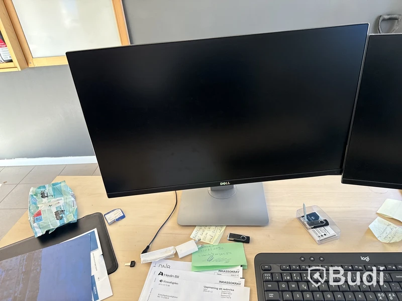 Höj- och sänkbart skrivbord, kontorsstol samt 2 st. skärmar
