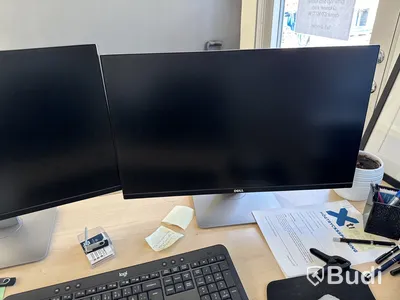 Höj- och sänkbart skrivbord, kontorsstol samt 2 st. skärmar